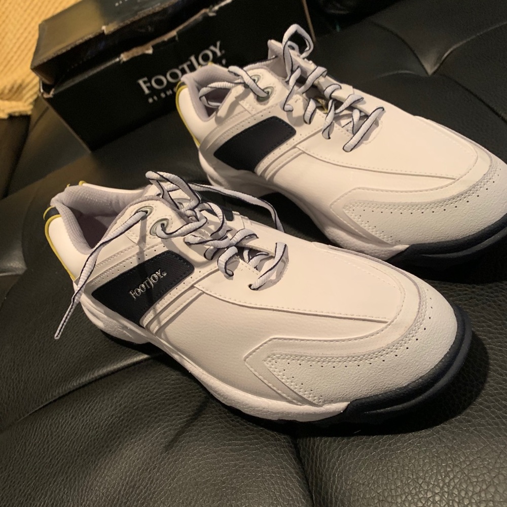 Golf shoes